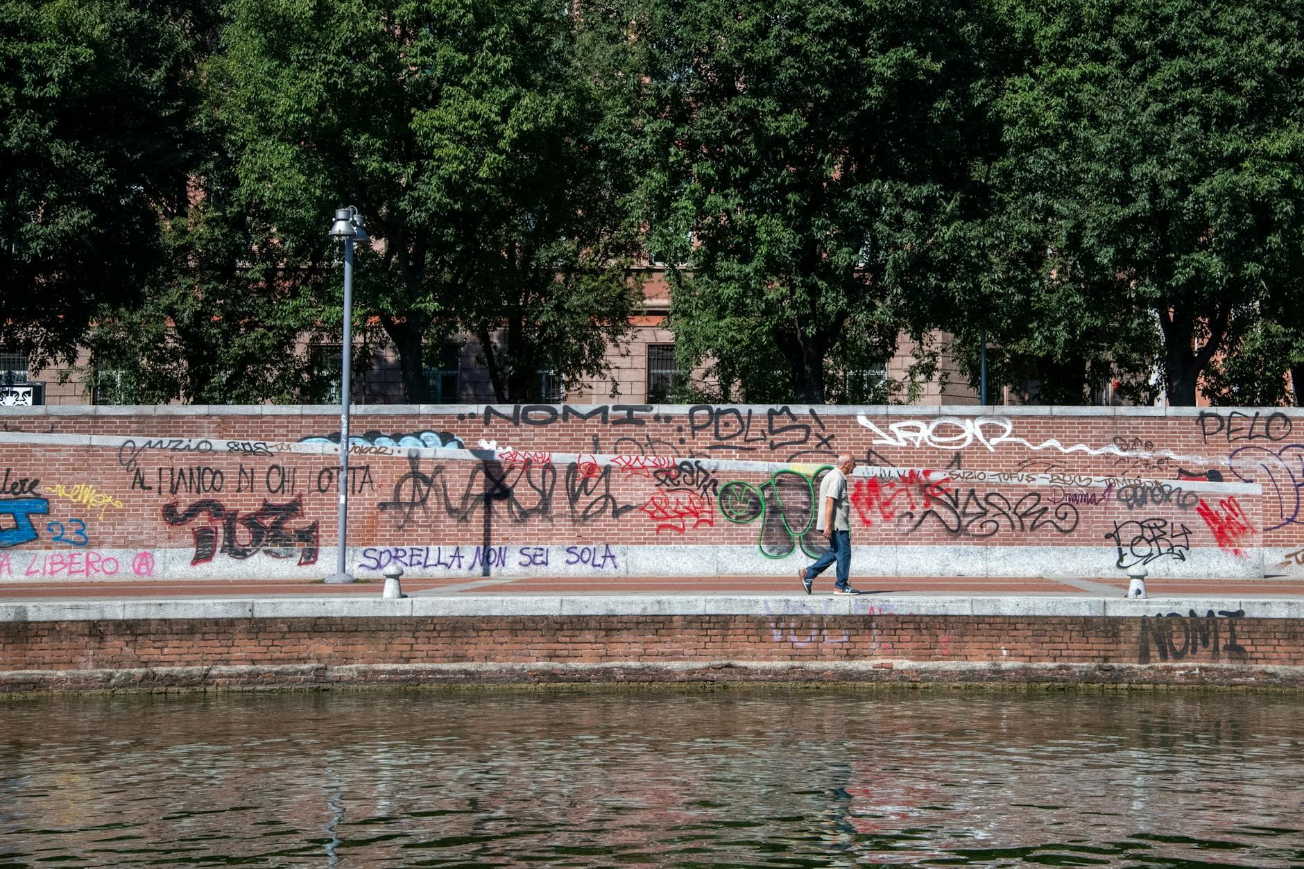 Molotov contro giornalista Cappellari, l'Italia si mobilita per la libertà di stampa