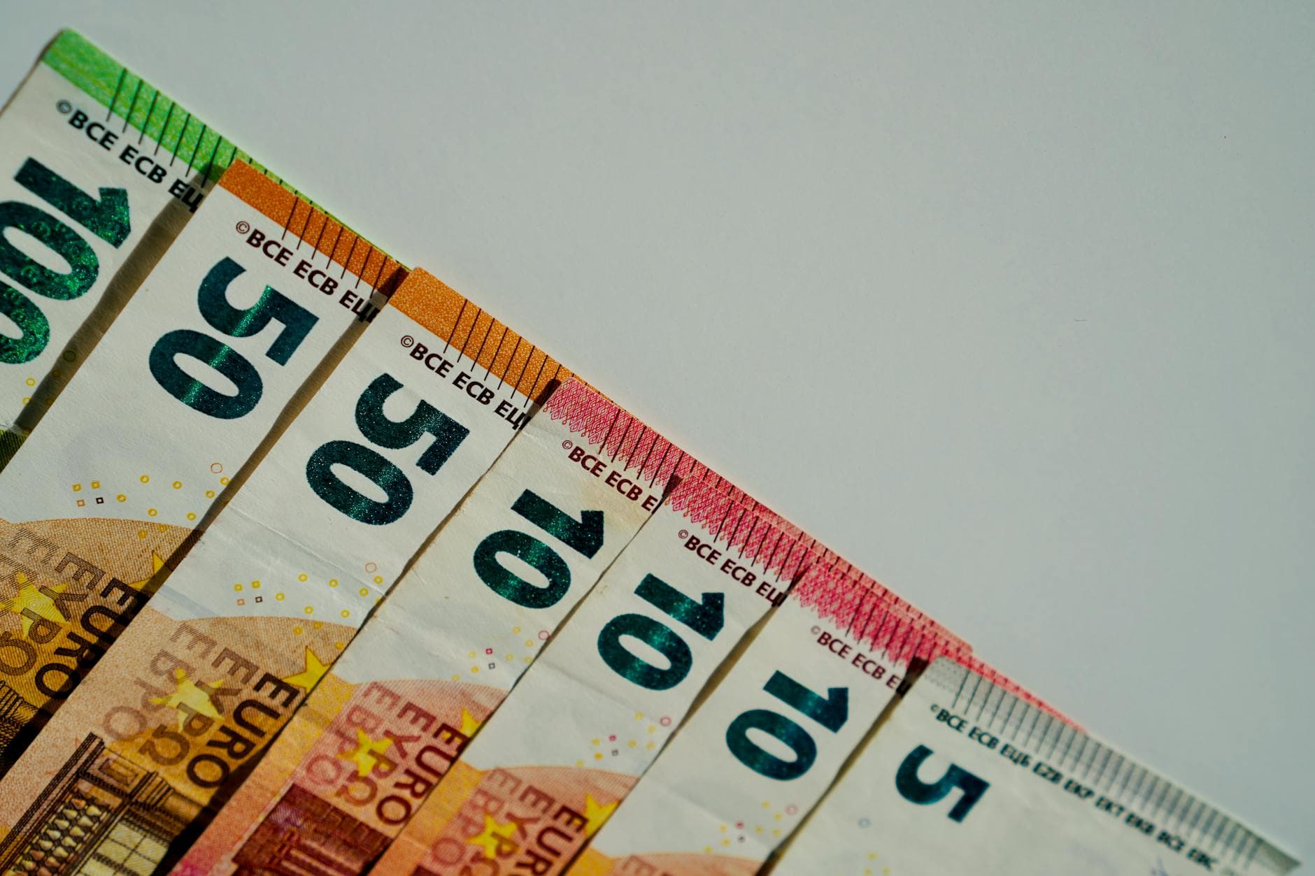 Banca d'Italia alza l'allarme: Usa e Cina rischiano di trascinare l'economia mondiale